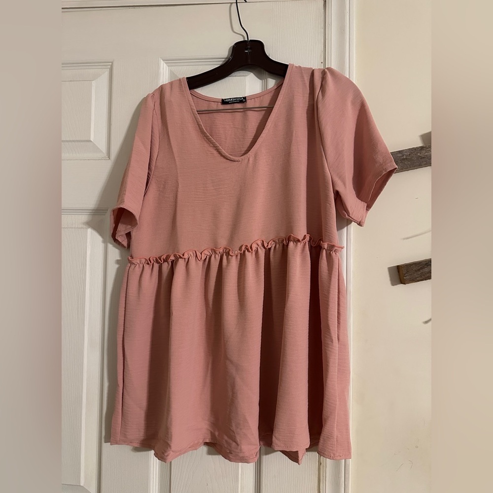 NWOT, Heimish V-neck baby doll ruffled detail size medium, pink in color